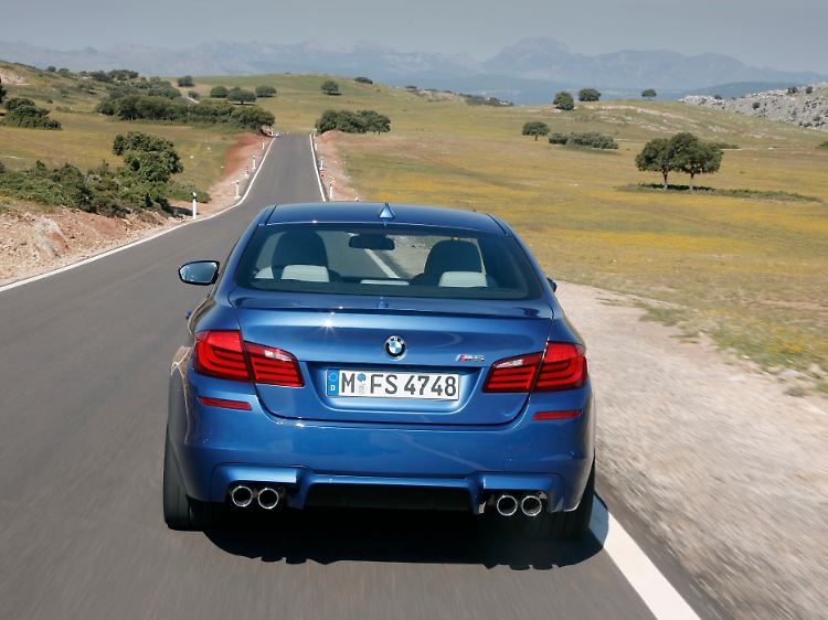 Am Heck gibt es vier verchromte Endrohre.