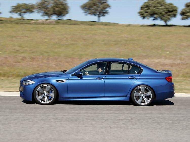 Im Profil fallen die extra breiten Schweller ins Auge.