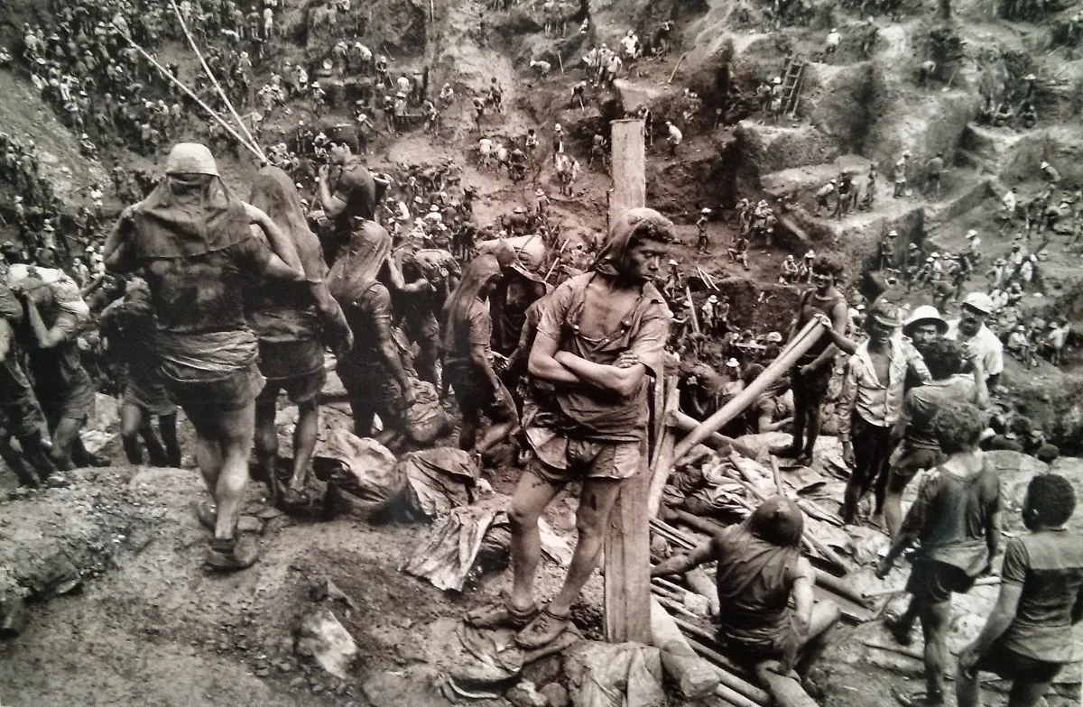 Sebastiao-Salgado-Serra-Pelada-Goldmine-in-Parana-Brasilien-aus-dem-Ausstellungsset-In-our-Time-1986
