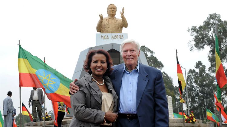 Der Gründer der Stiftung "Menschen für Menschen", Karl-Heinz Böhm, und seine Frau Almaz stehen in Addis Abeba in Äthiopien vor der Skulptur Böhms, die während der feierlichen Eröffnung des "Karl Square" enthüllt wurde. 