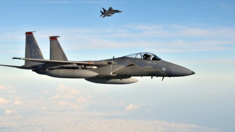 US-Kampfflugzeuge vom Typ F-15C könnten nach Meinung einiger Wissenschaftler Schwefelpartikel in die Atmosphäre bringen.