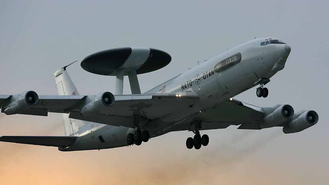 Ein AWACS-Aufklärungsflugzeug der NATO am Flughafen Geilenkirchen in Nordrhein-Westfalen.