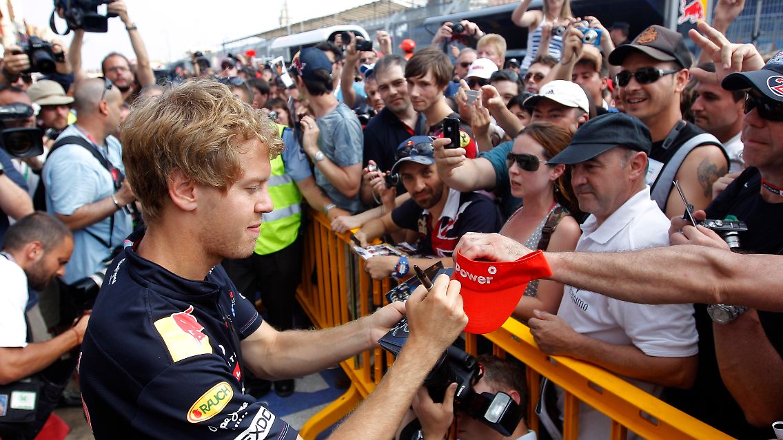 Auch ohne KERS: Die Fans reißen sich um Autogramme des Champions.