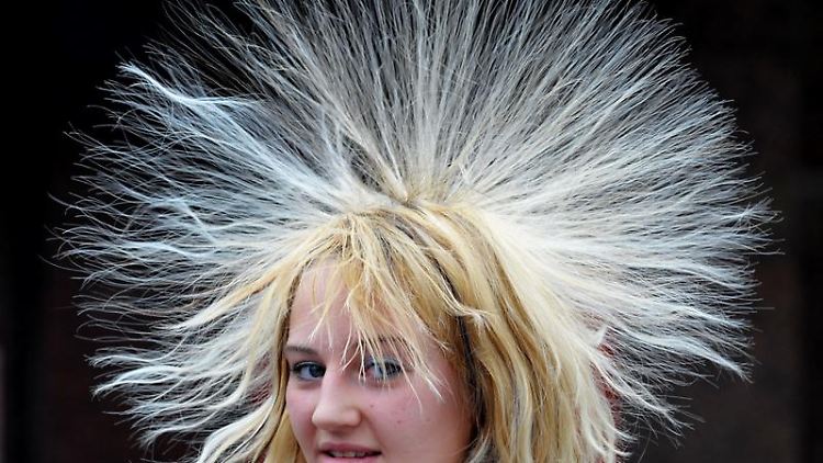 Haare, die durch elektrische Ladung zu Berge stehen.