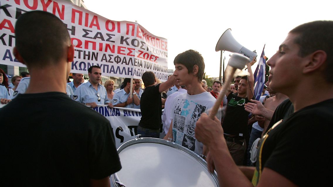 Die Proteste in Athen gegen das Sparprogramm gehen derweil weiter.