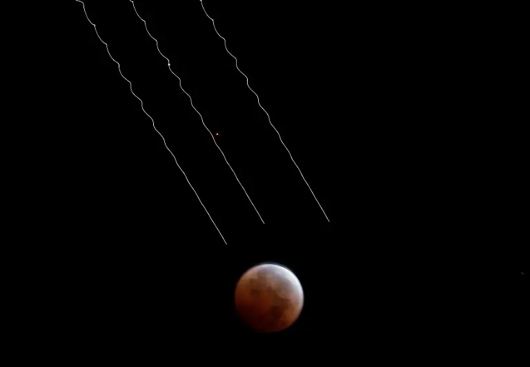 2014-10-08T170533Z-369758148-GM1EAA901FA01-RTRMADP-3-USA-ECLIPSE-JPG1719109730525798604