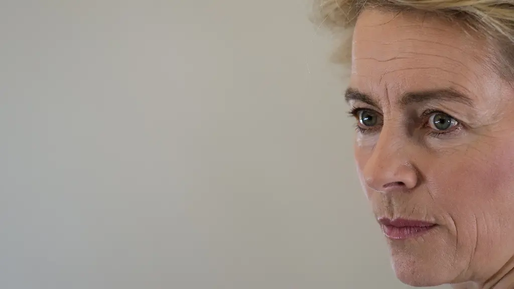 2014-10-01T140215Z-254161610-LR1EA9T16012Q-RTRMADP-3-GERMANY-POLITICS-MILITARY-JPG304035904719709584