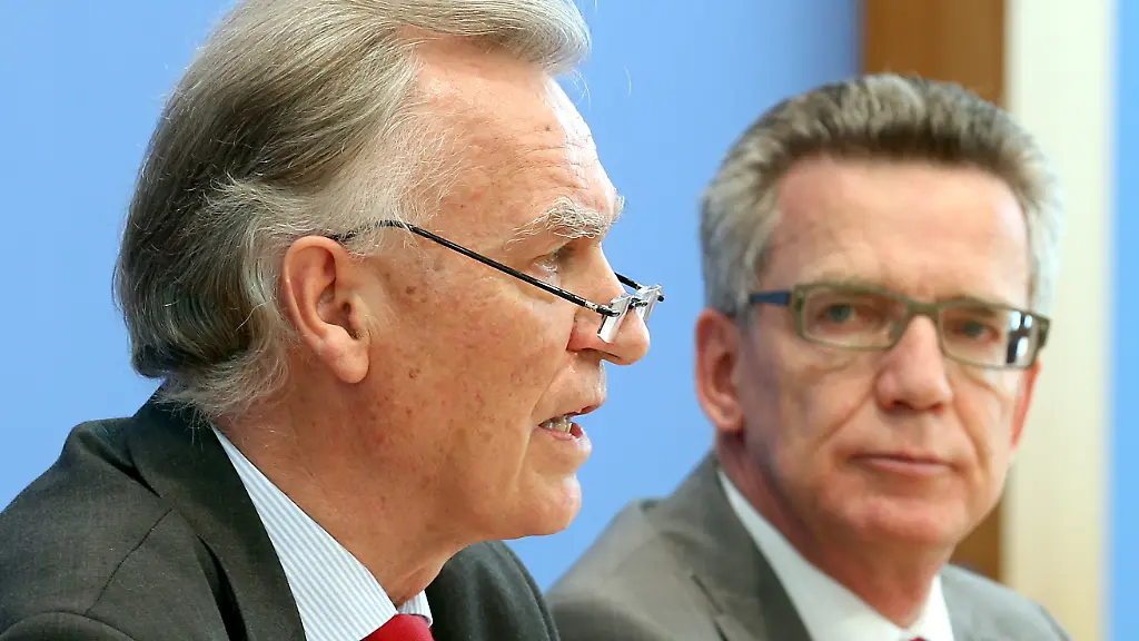 Bundesinnenminister-Thomas-de-Maiziere-und-BKA-Praesident-Joerg-Ziercke-warnen-vor-der-Gefahr-durch-zunehmende-Bandenkriminalitaet