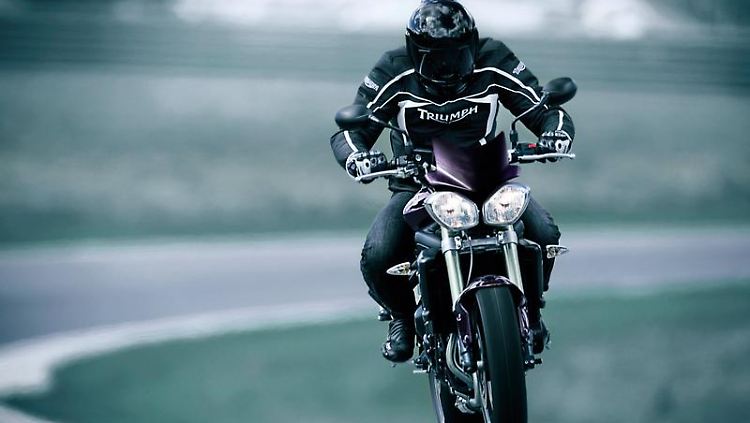 Bei der aktuellen Speed Triple hat Triumph die markanten Rundscheinwerfer durch zwei tropfenförmige Leuchten ersetzt.