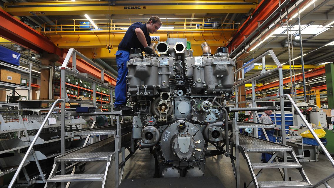 Ein Mitarbeiter des Tognum-Tochterunternehmens MTU montiert einen Motor der Baureihe 8000.