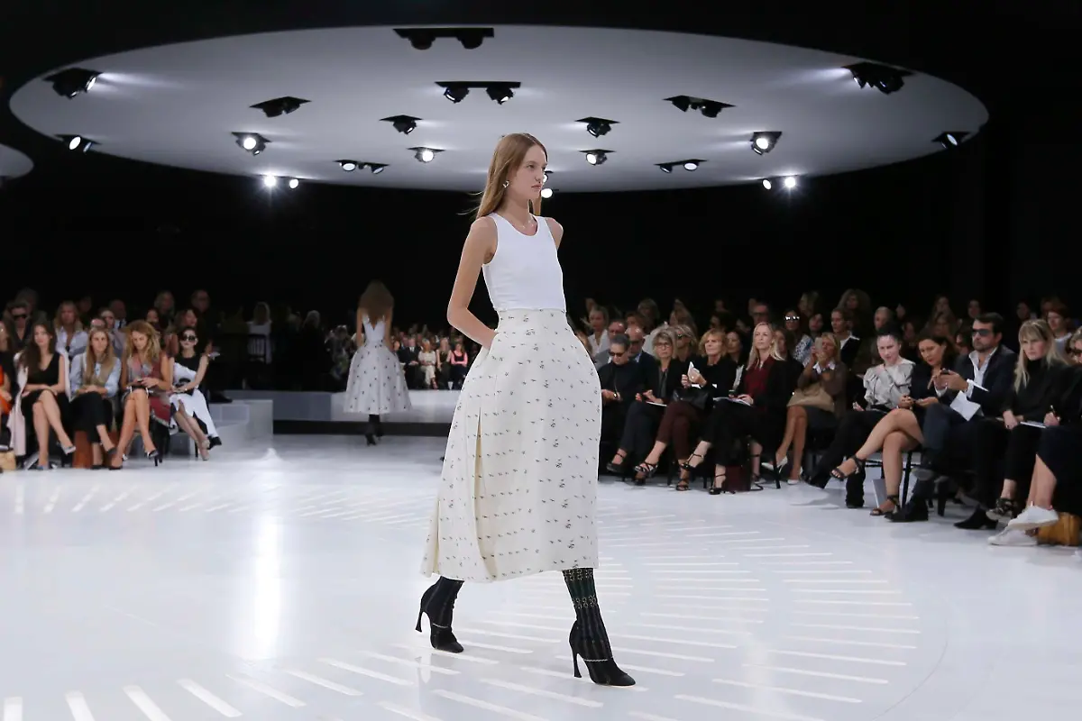 2014-09-26T214332Z-310299430-GM1EA9R0FV901-RTRMADP-3-FRANCE-FASHION-DIOE-JPG5326334016086642640
