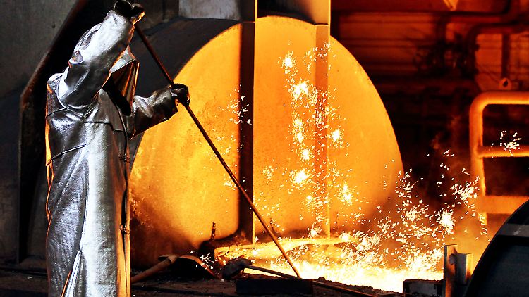 Stahlstechen im Duisburger ThyssenKrupp-Werk.