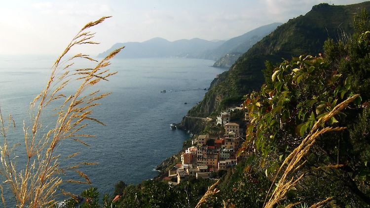 Berühmte Schönheit: In Cinque Terre stürzen die 800 Meter hohen Ausläufer des Ligurischen Apennin ins Mittelmeer.