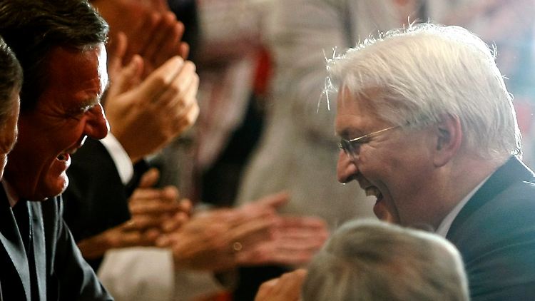 Schröder und Steinmeier nach der Rede des Kandidaten.