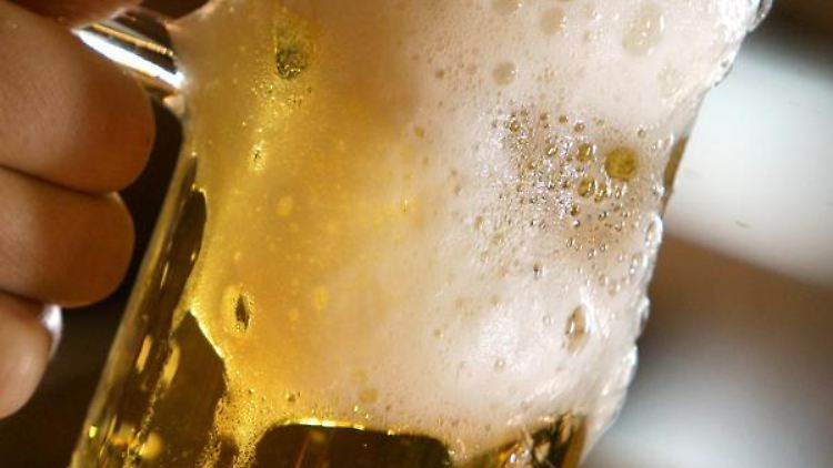 Prost! Schon das tägliche Feierabendbier kann süchtig machen.