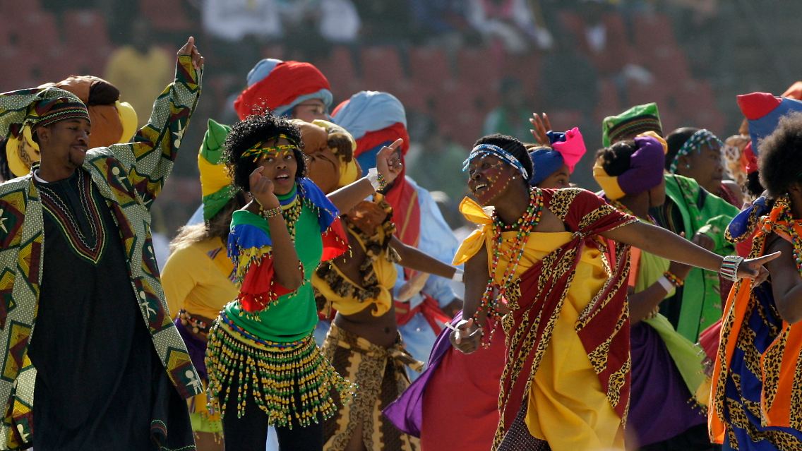 Mit einer farbenfrohen Feier wurde das Fußballfest Confed Cup in Johannesburg eröffnet.