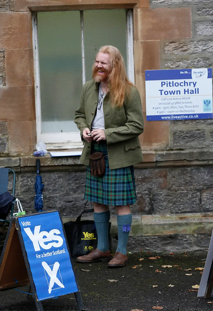 2014-09-18T100626Z-1395685955-LM1EA9I0UO701-RTRMADP-3-SCOTLAND-INDEPENDENCE-VOTING-JPG2314906944500857660