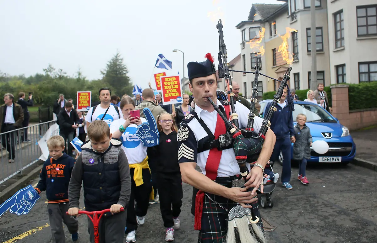 2014-09-18T104856Z-1532695157-LM1EA9I0WN801-RTRMADP-3-SCOTLAND-INDEPENDENCE-VOTING-JPG9048133738669094358