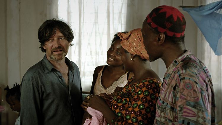 Szene aus "Schlafkrankheit": Ebbo (links) mit seiner afrikanischen Familie.
