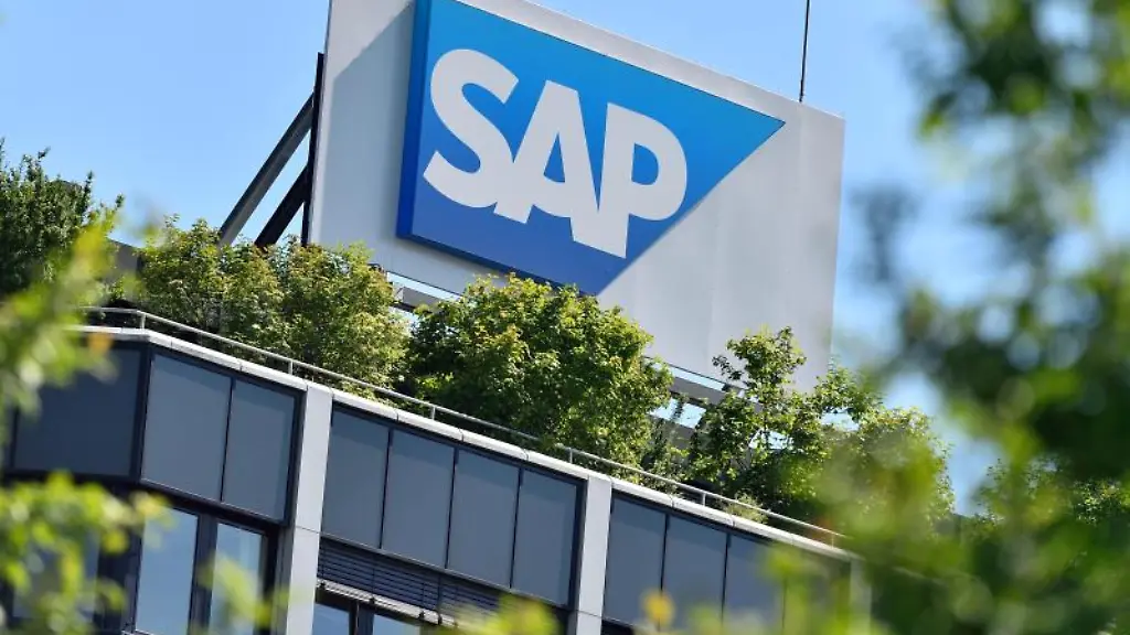 Das-Logo-des-Softwarekonzerns-SAP-in-Walldorf