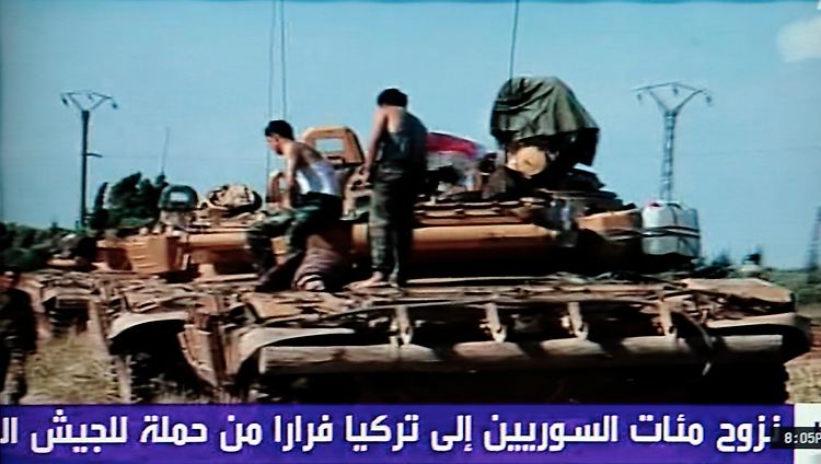Das Fernsehbild zeigt syrische Soldaten auf ihren Panzern kurz vor der türkischen Grenze.