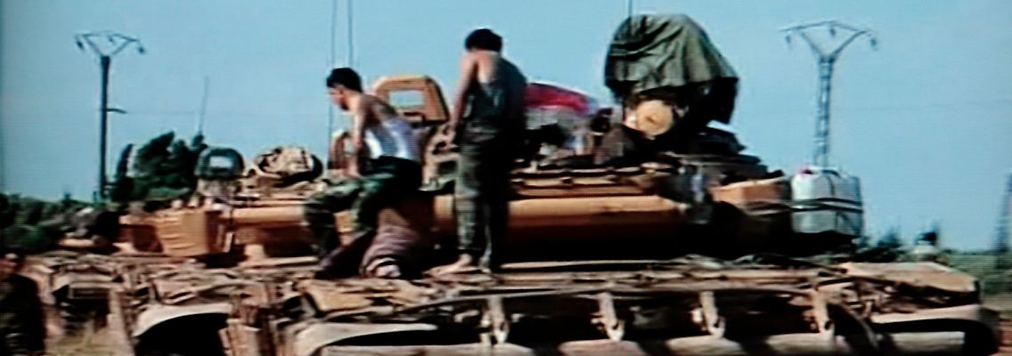 Das Fernsehbild zeigt syrische Soldaten auf ihren Panzern kurz vor der türkischen Grenze.