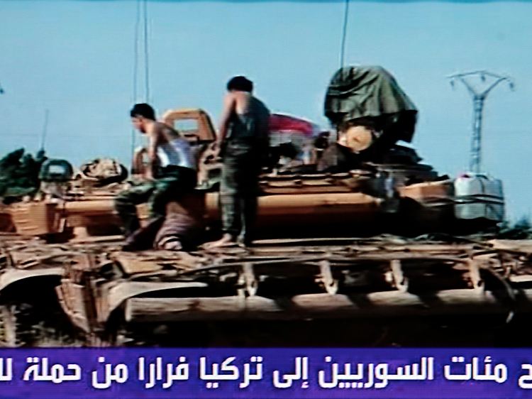 Das Fernsehbild zeigt syrische Soldaten auf ihren Panzern kurz vor der türkischen Grenze.