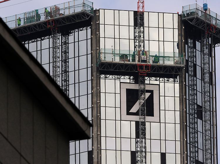 Mit dem Arbeitsmarkt verwoben: Blick auf die Türme der Deutschen Bank in Frankfurt (Archivbild vom 19. Februar 2009).