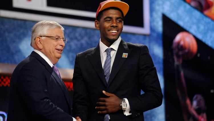 NBA-Commissioner David Stern mit Top-Pick Kyrie Irving (r.).