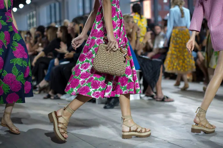 2014-09-10T182057Z-1824655072-GM1EA9B06FH01-RTRMADP-3-USA-FASHION-NEWYORK-JPG1373244858092440942