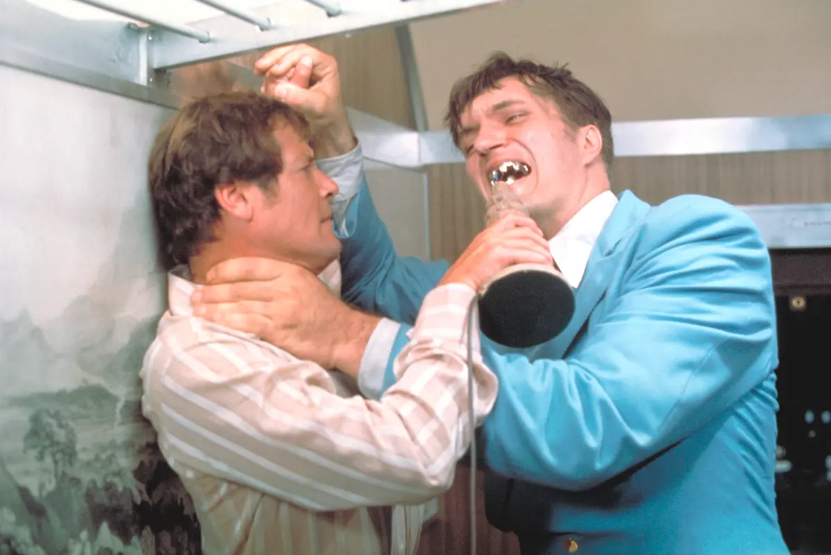 Jaws-Beisser-James-Bond-Roger-Moore