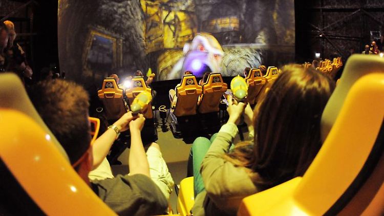 Virtuelle Fahrt durch eine einsturzgefährdete Mine: Der Filmpark Babelsberg hat eine neue Hightech-Attraktion.