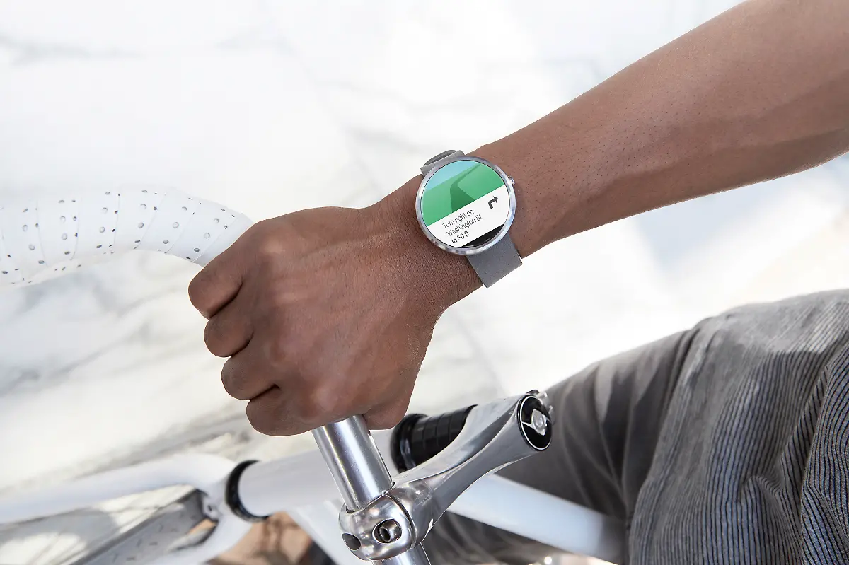 Moto-360-0080-D5-Moto360-ManBikingCloseup-0004-RGB-300-V2