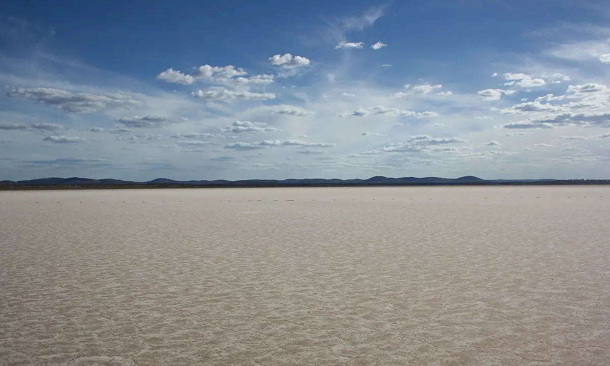 Acraman-Salt-Lake-Dr-martin-schmieder-cc-by-sa-3-0