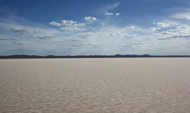 Acraman-Salt-Lake-Dr-martin-schmieder-cc-by-sa-3-0