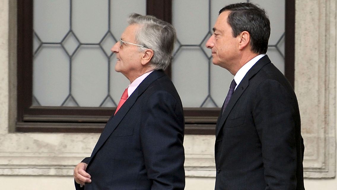 Im Gleichschritt: Jean-Claude Trichet (links) mit seinem Nachfolger Mario Draghi.