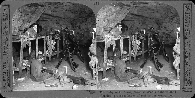 Vollstaendige-britische-Stereoskopie-von-Girdwood-Britische-Soldaten-in-einer-Erdhoehle-in-der-Naehe-der-Front