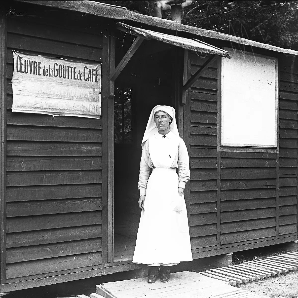 Motiv-aus-dem-Archiv-der-franzoesische-Streitkraefte-ECPAD-Krankenschwester-vor-franzoesischer-Lazarettbaracke