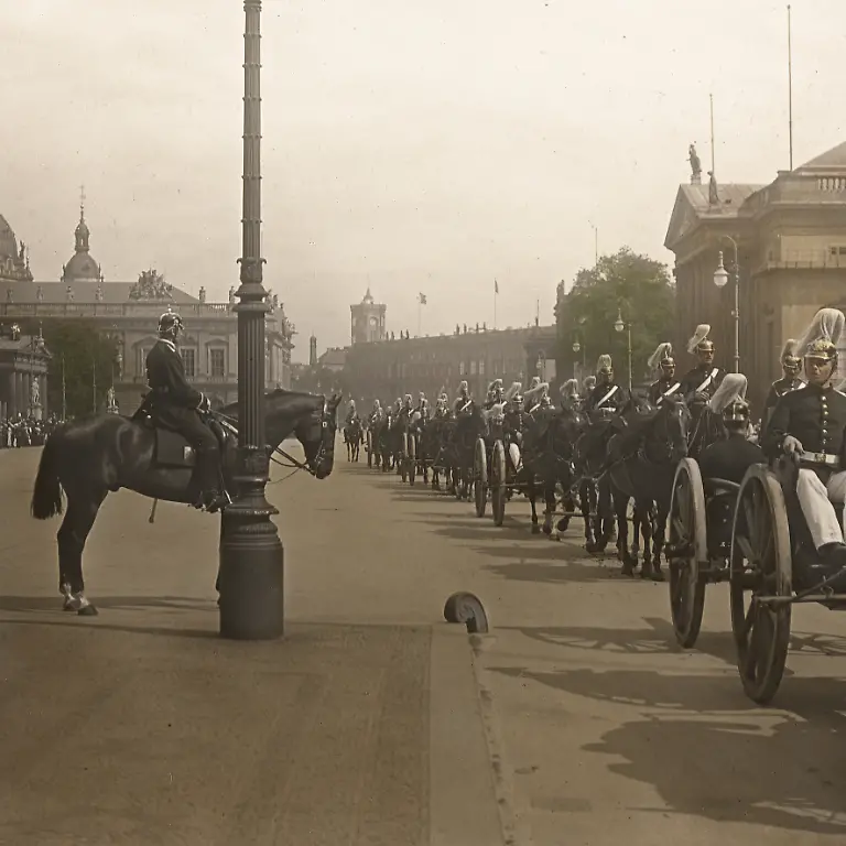 Motiv-aus-dem-Kaiserpanorama-Sedantag-1914-paradierende-Artillerie