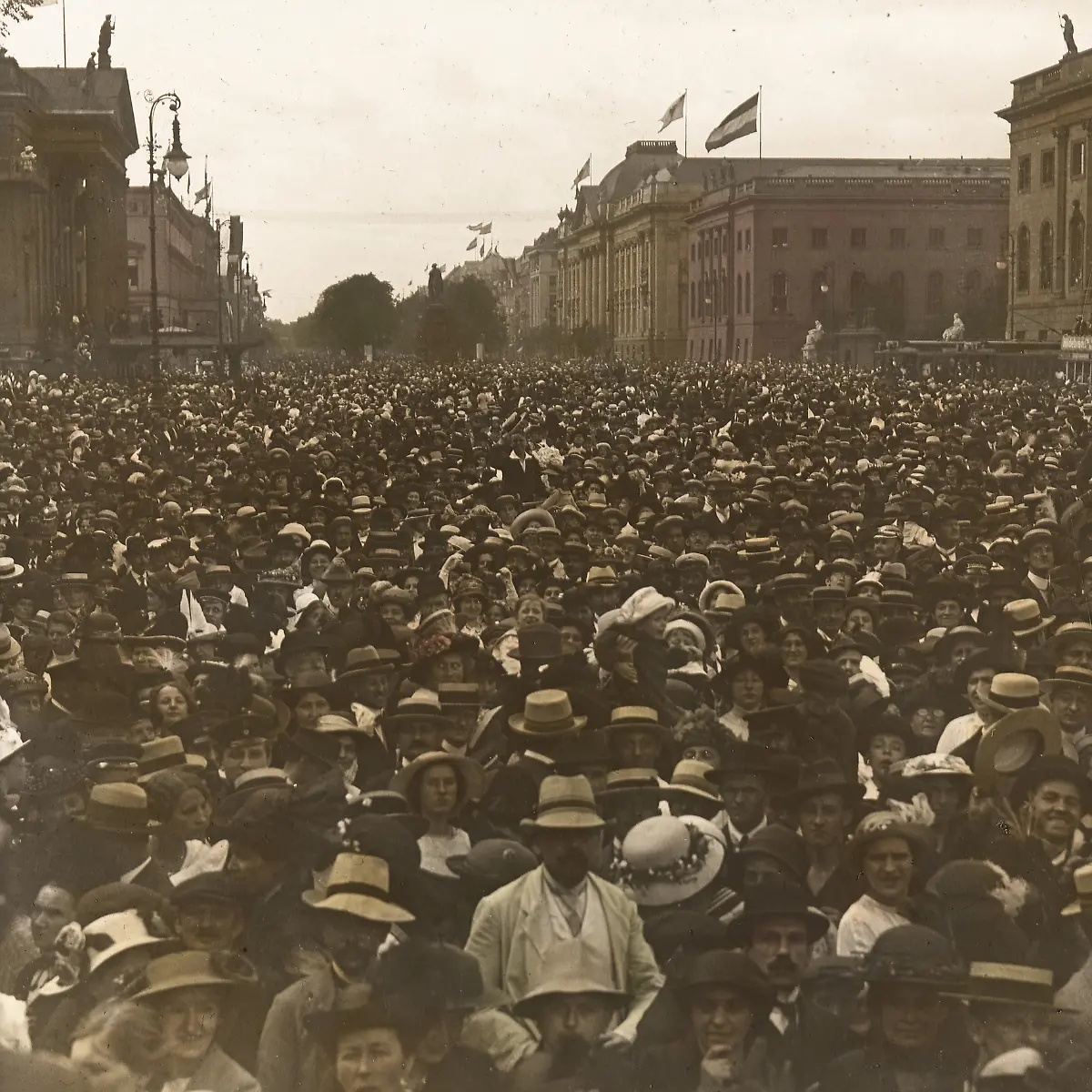 Vollstaendige-Stereoskopie-aus-dem-Kaiserpanorama-Sedantag-1914-Kriegsbegeisterung-Unter-den-Linden-Berlin
