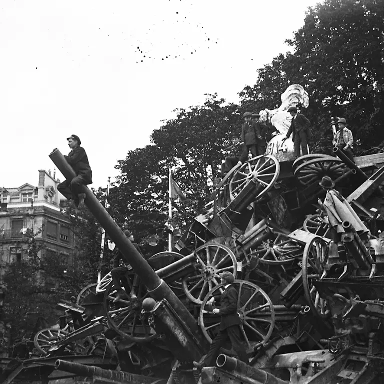 Motiv-aus-dem-Archiv-der-franzoesische-Streitkraefte-ECPAD-Waehrend-der-Siegesfeiern-in-Paris