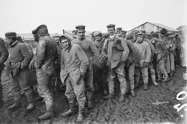 Motiv-aus-dem-Archiv-der-franzoesische-Streitkraefte-ECPAD-Gefangene-deutsche-Soldaten-in-einem-Lager-in-Frankreich