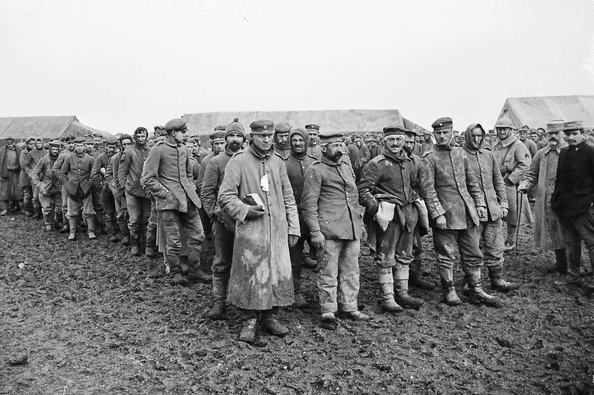 Motiv-aus-dem-Archiv-der-franzoesische-Streitkraefte-ECPAD-Gefangene-deutsche-Soldaten-in-einem-Lager-in-Frankreich