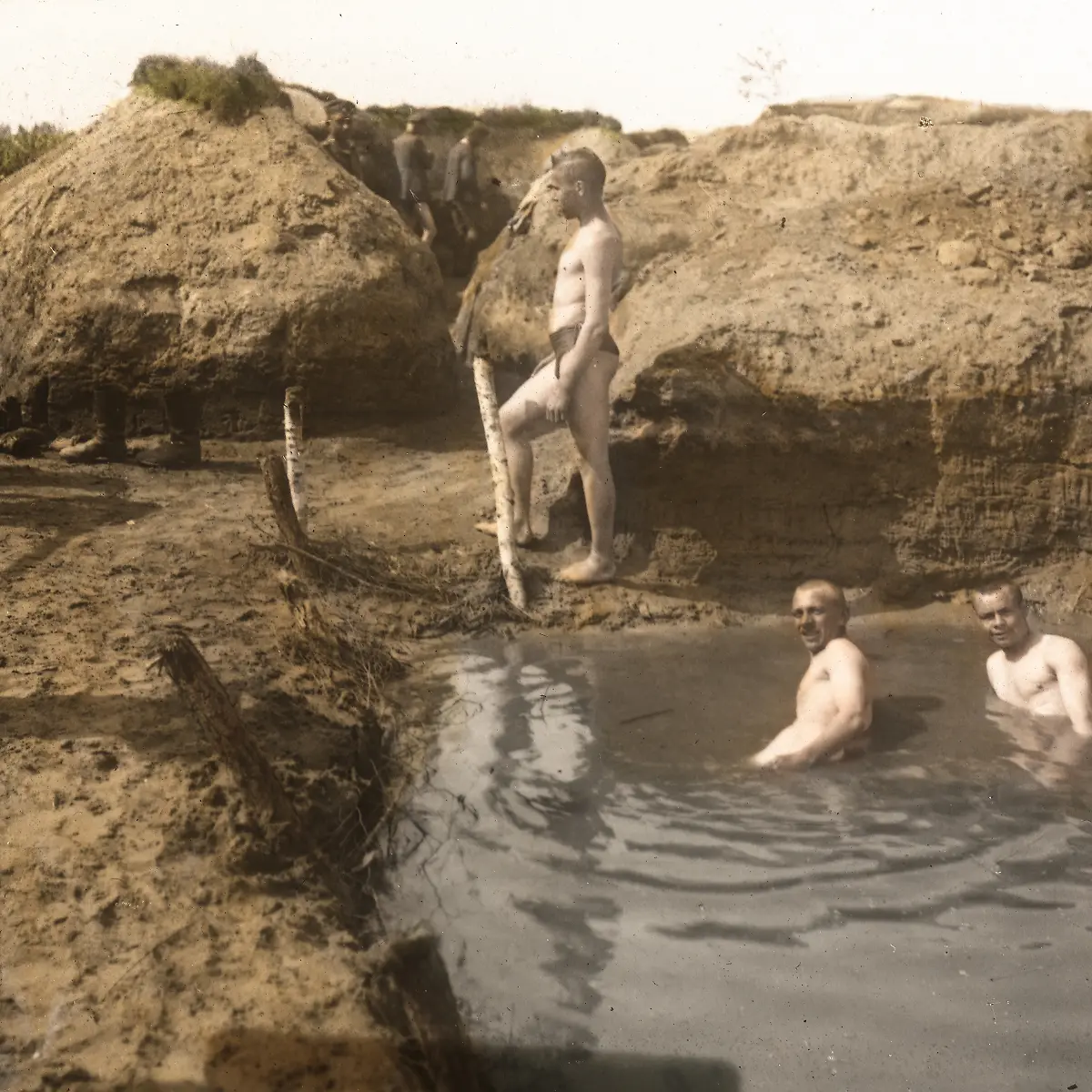 Motiv-aus-dem-Kaiserpanorama-Deutsche-Soldaten-baden-in-einer-Pfuetze-im-Schuetzengraben