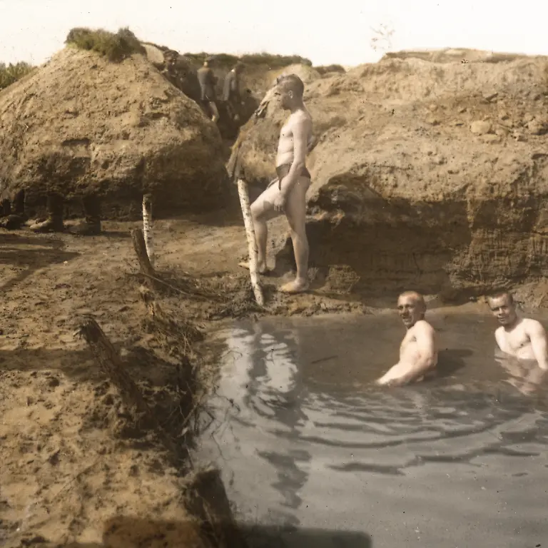 Motiv-aus-dem-Kaiserpanorama-Deutsche-Soldaten-baden-in-einer-Pfuetze-im-Schuetzengraben