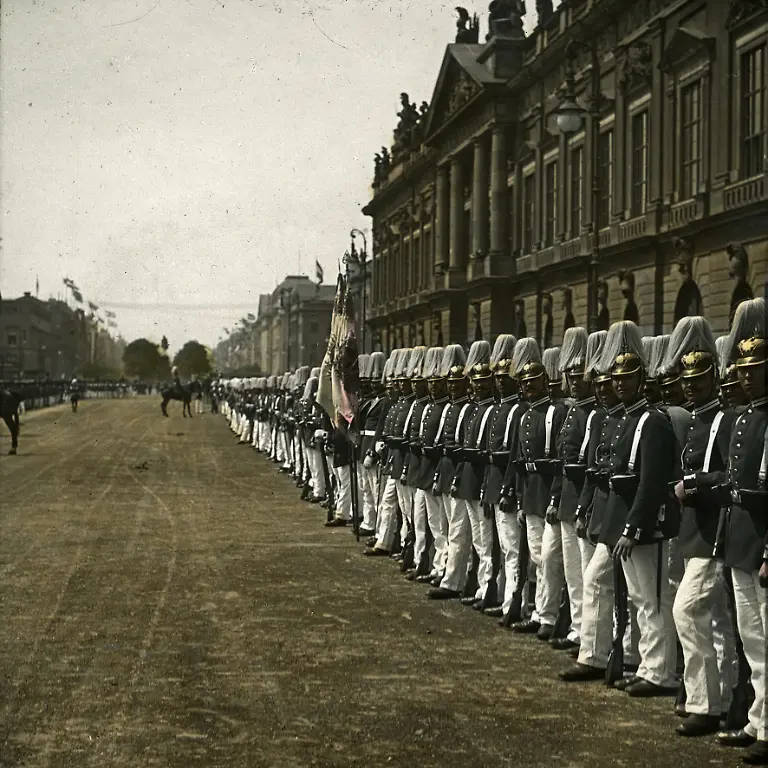 Motiv-aus-dem-Kaiserpanorama-Sedantag-1914-Deutsche-Soldaten-in-Paradeuniform