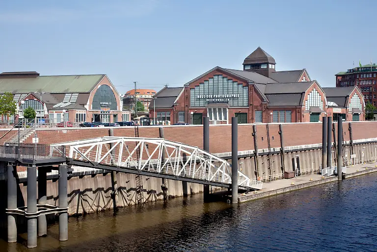Die-Deichtorhallen-Blick-von-der-Oberbaumbruecke