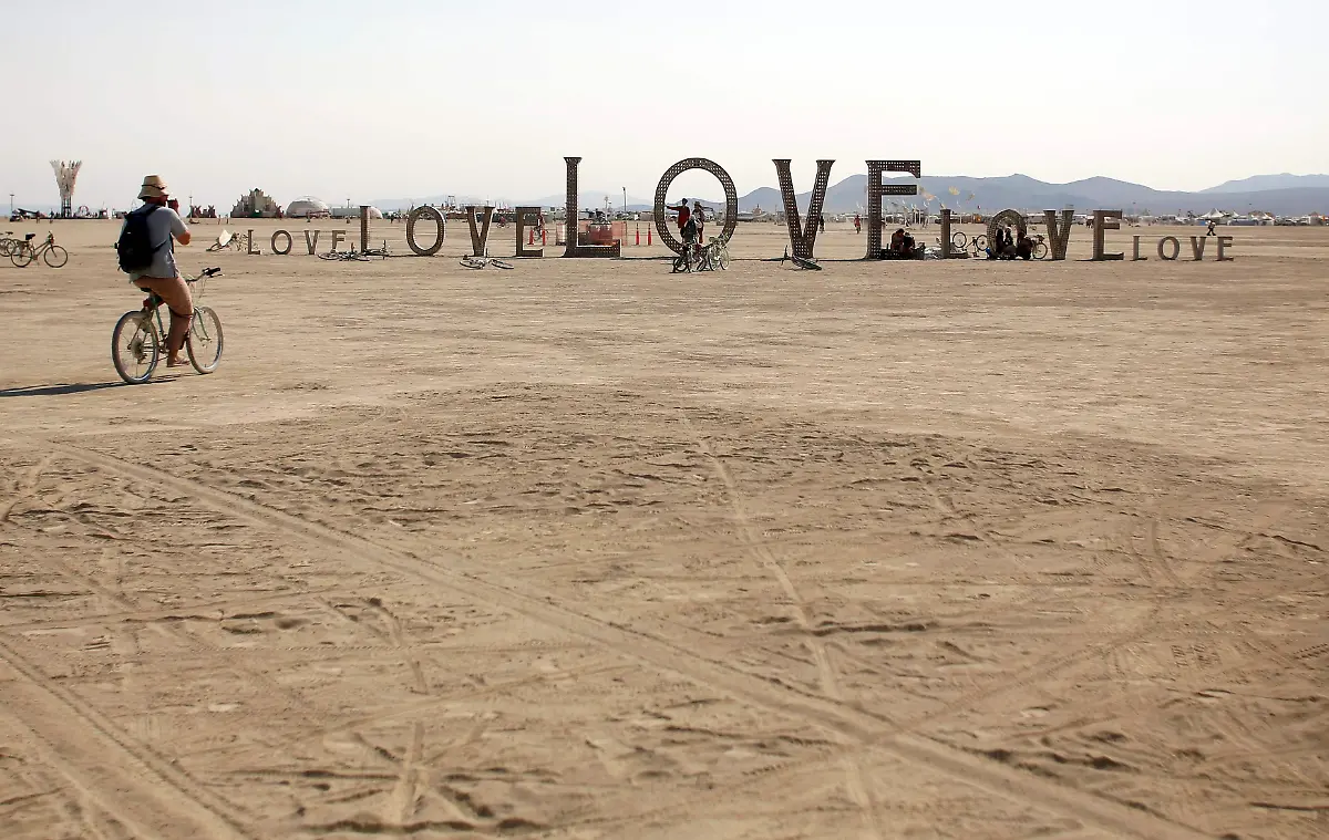 2014-08-31T183724Z-2038914959-GM1EA91077301-RTRMADP-3-USA-NEVADA-BURNINGMAN-JPG8009330059610682330