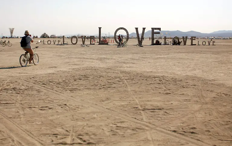 2014-08-31T183724Z-2038914959-GM1EA91077301-RTRMADP-3-USA-NEVADA-BURNINGMAN-JPG8009330059610682330