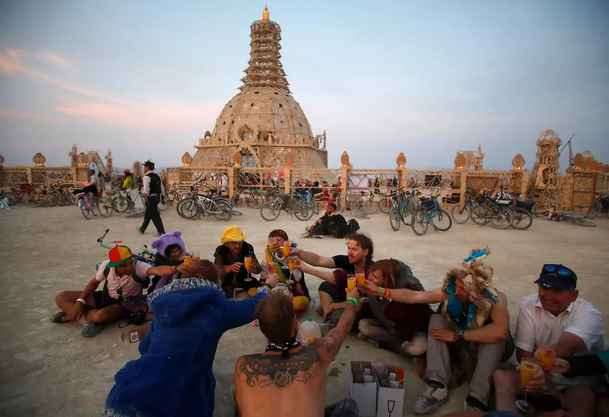 2014-08-29T233816Z-1958137595-GM1EA8U0K1M01-RTRMADP-3-USA-NEVADA-BURNINGMAN-JPG653130328890854406